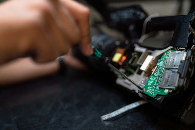 Técnico especializado reparando equipos electrónicos en GMS Electrónica